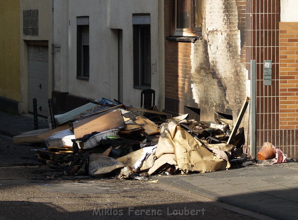 Sperrmuell Brand mit Uebergriff der Flammen auf Wohnhaus 12.JPG